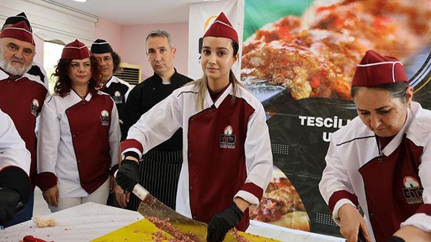 Adana Kebap emin ellerde! Ustalarından tüm püf noktalarını öğrendiler
