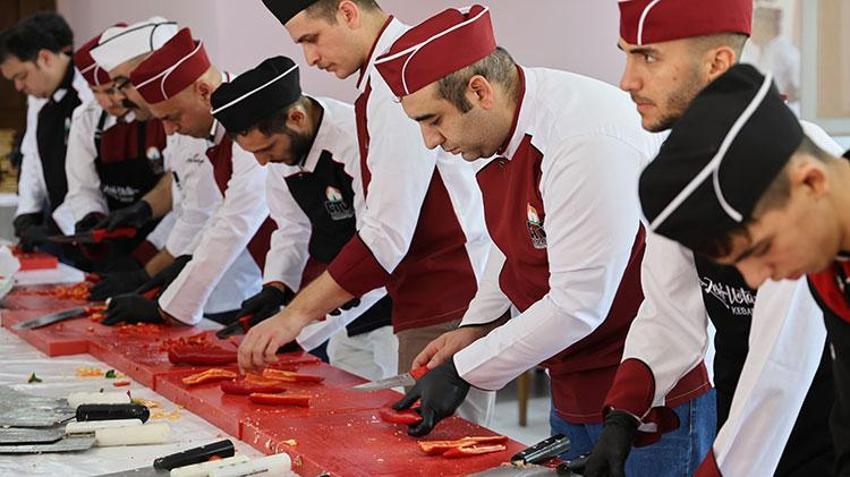 Adana Kebap emin ellerde! Ustalarından tüm püf noktalarını öğrendiler