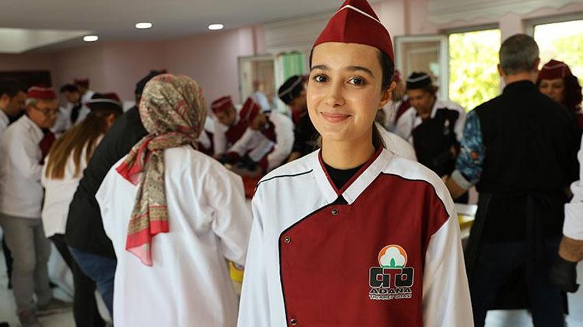 Adana Kebap emin ellerde! Ustalarından tüm püf noktalarını öğrendiler