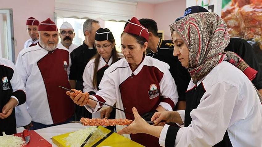 Adana Kebap emin ellerde! Ustalarından tüm püf noktalarını öğrendiler