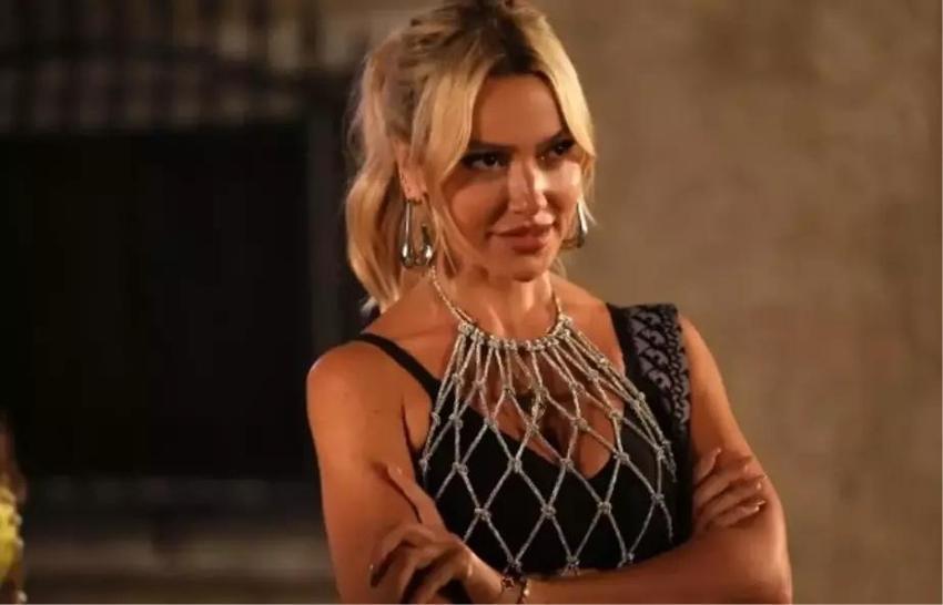 Hadise konserinde aynı pozları verdi! Dizisinin fragmanı yasaklanmıştı!