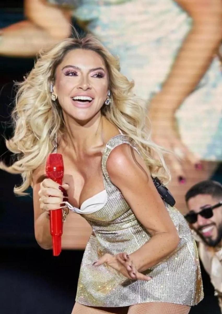 Hadise konserinde aynı pozları verdi! Dizisinin fragmanı yasaklanmıştı!