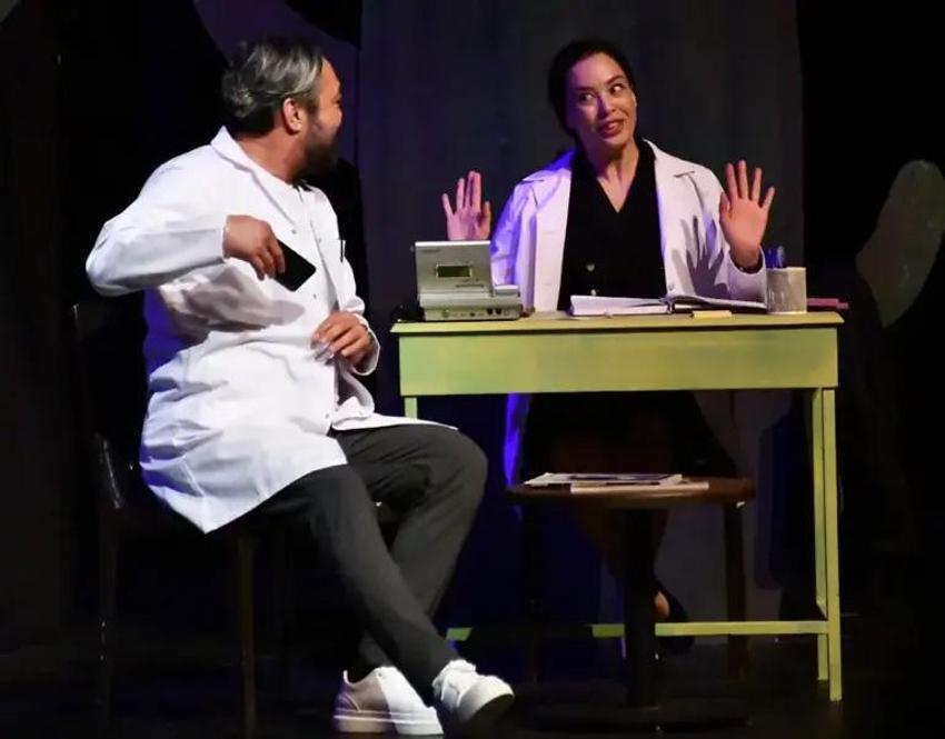 Azra Akın sahnelere döndü: Eşinden tam destek: 'Evde oturmasını istemezdim'