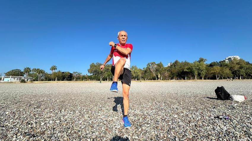 Gençlere taş çıkartıyor: Her gün yüzüyor, bisiklete biniyor ve koşuyor! Hedefi Guinnes Rekorlar Kitabı'na girmek