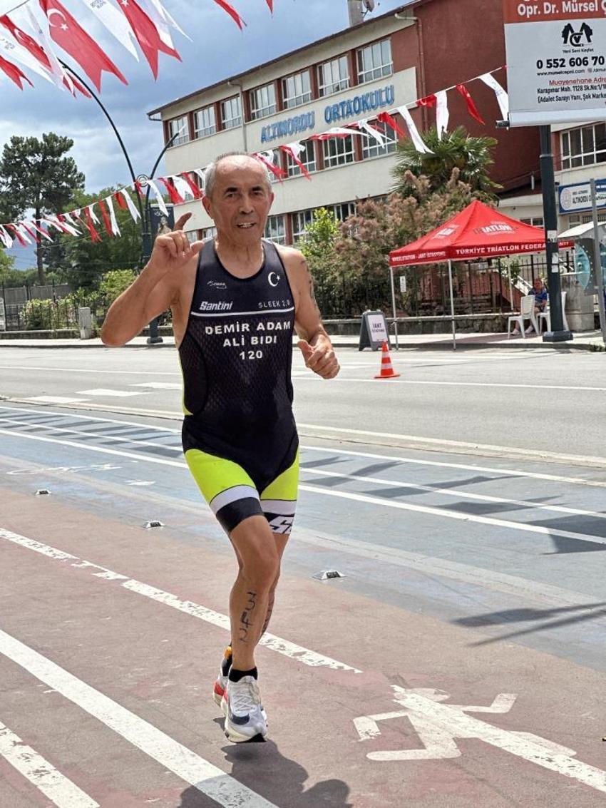 Gençlere taş çıkartıyor: Her gün yüzüyor, bisiklete biniyor ve koşuyor! Hedefi Guinnes Rekorlar Kitabı'na girmek