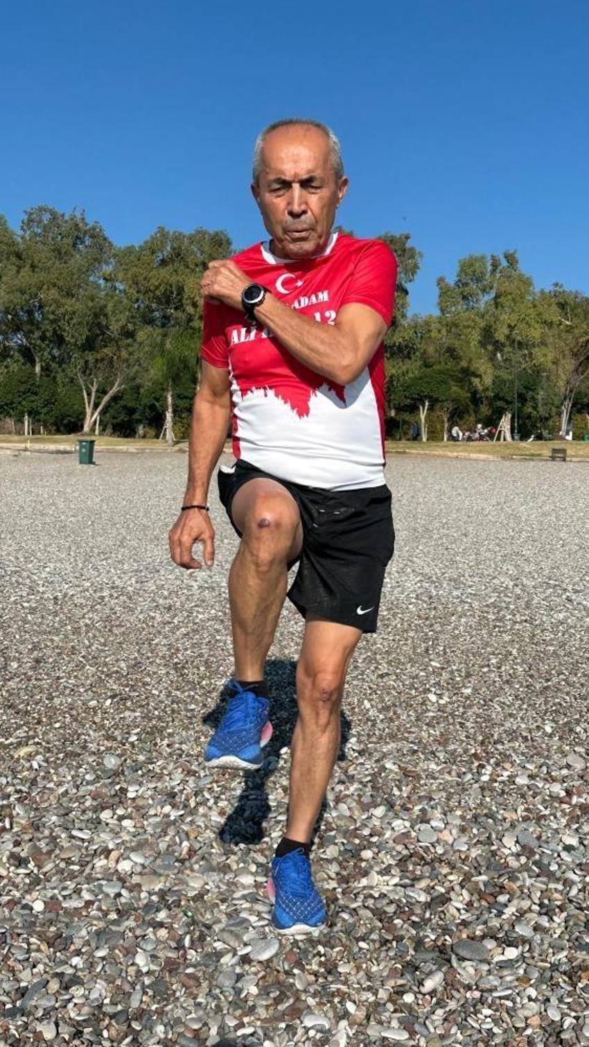 Gençlere taş çıkartıyor: Her gün yüzüyor, bisiklete biniyor ve koşuyor! Hedefi Guinnes Rekorlar Kitabı'na girmek