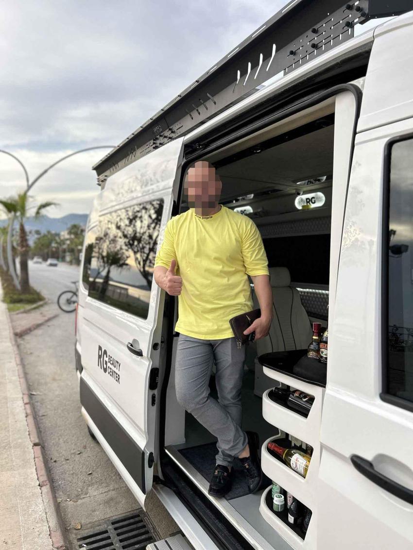 VIP minibüste 'seyyar güzellik salonu'! Lise mezunu sahte doktor yakalandı