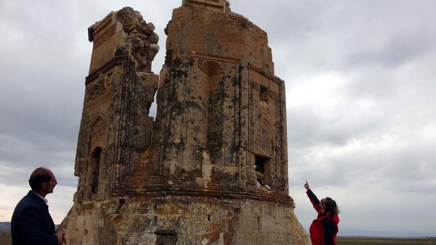 Van depremlerinde yıkılan 600 yıllık Kara Yusuf Kümbeti restorasyonunda son gelindi