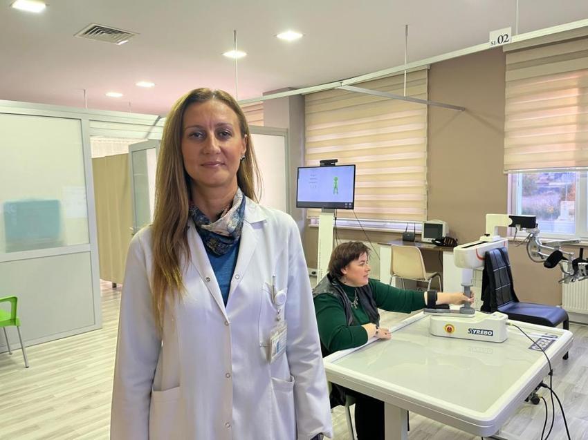 Vücudunun sol kısmını kullanamayan kadın 3 aylık tedavi ile eski sağlığına kavuştu