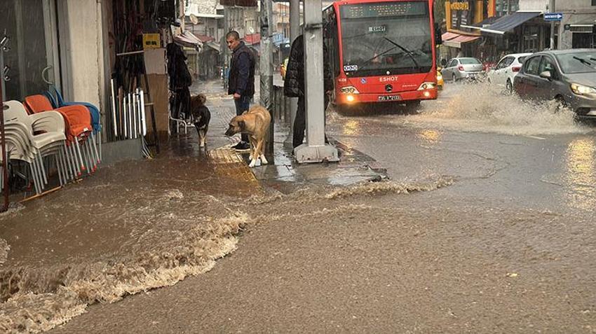 Meteoroloji uyarmıştı: İzmir'de sağanak yağmur hayatı felç etti, yollar göle döndü