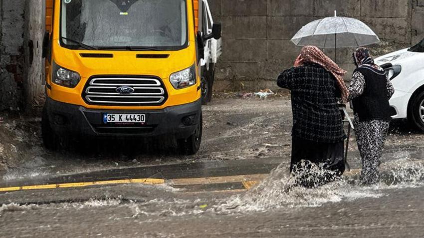 Meteoroloji uyarmıştı: İzmir'de sağanak yağmur hayatı felç etti, yollar göle döndü