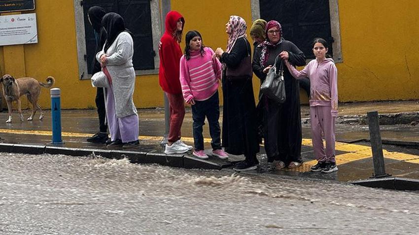 Meteoroloji uyarmıştı: İzmir'de sağanak yağmur hayatı felç etti, yollar göle döndü