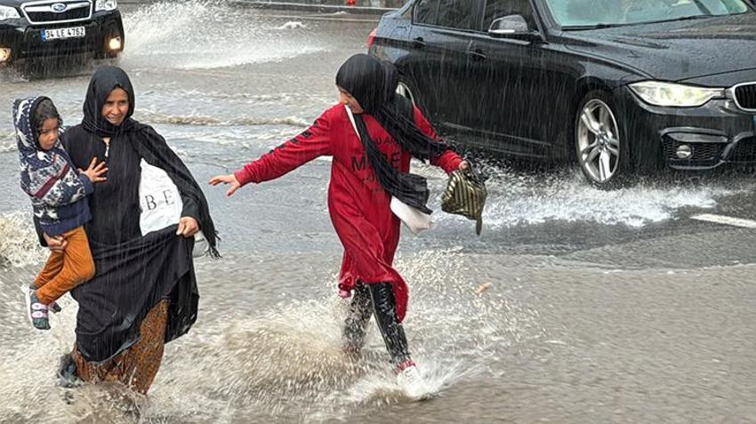 Meteoroloji uyarmıştı: İzmir'de sağanak yağmur hayatı felç etti, yollar göle döndü