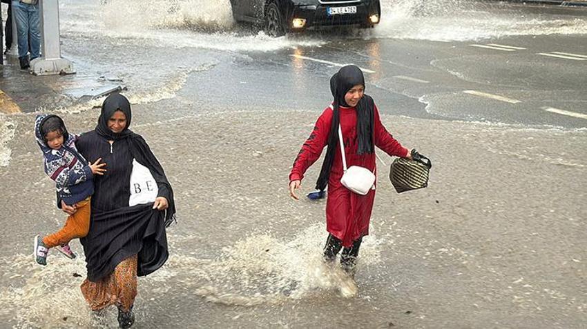 Meteoroloji uyarmıştı: İzmir'de sağanak yağmur hayatı felç etti, yollar göle döndü