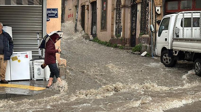 Meteoroloji uyarmıştı: İzmir'de sağanak yağmur hayatı felç etti, yollar göle döndü