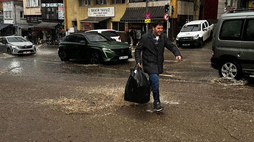 Meteoroloji uyarmıştı: İzmir'de sağanak yağmur hayatı felç etti, yollar göle döndü