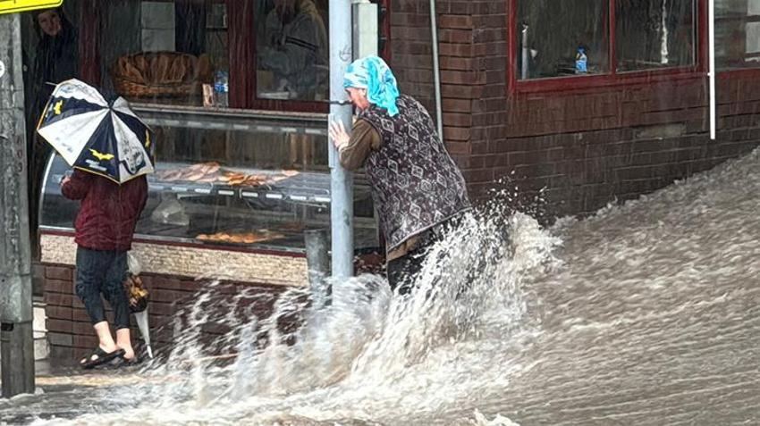 Meteoroloji uyarmıştı: İzmir'de sağanak yağmur hayatı felç etti, yollar göle döndü