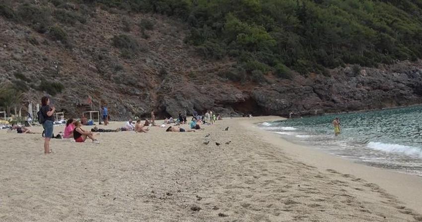 Kış ayında Antalya'da deniz keyfi! Hava sıcaklığı rekor kırdı