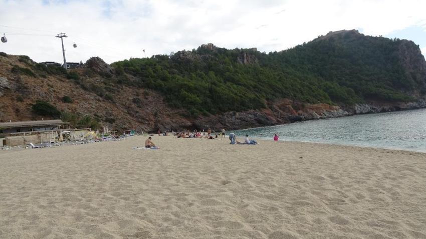 Kış ayında Antalya'da deniz keyfi! Hava sıcaklığı rekor kırdı