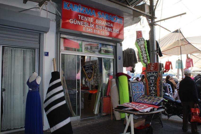 Gelin gibi süslenen develer, heybetleriyle göz dolduruyor