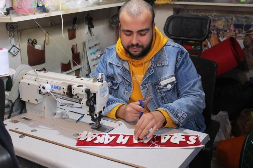 Gelin gibi süslenen develer, heybetleriyle göz dolduruyor