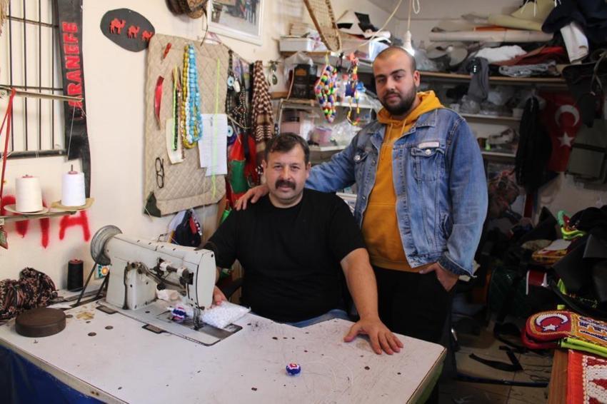 Gelin gibi süslenen develer, heybetleriyle göz dolduruyor