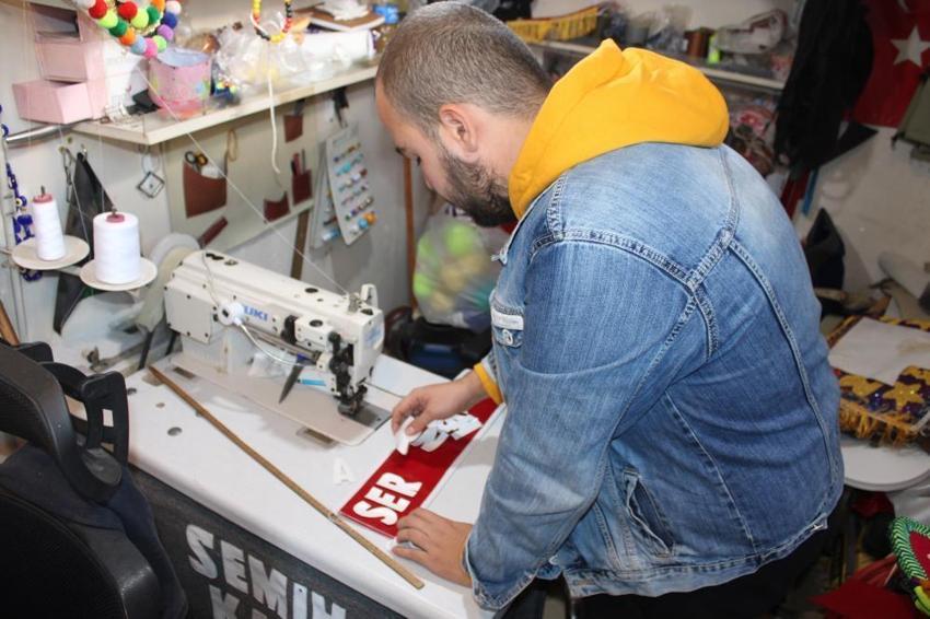 Gelin gibi süslenen develer, heybetleriyle göz dolduruyor