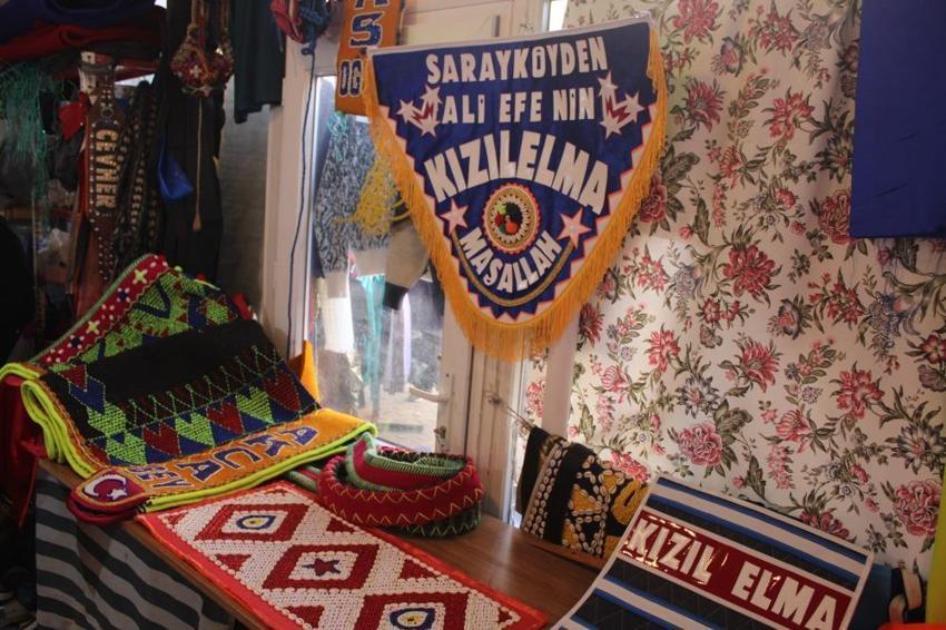 Gelin gibi süslenen develer, heybetleriyle göz dolduruyor