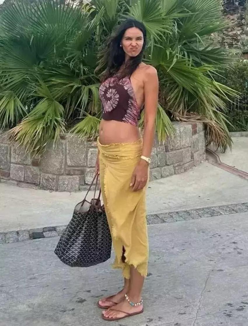 Zeynep Demirel 3. bebeği için gün sayıyor! Plajdaki pozları dikkat çekti