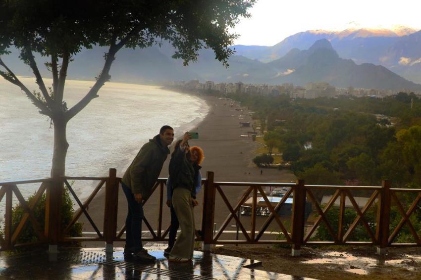 Antalya'da aynı gün içerisinde iki mevsim yaşandı