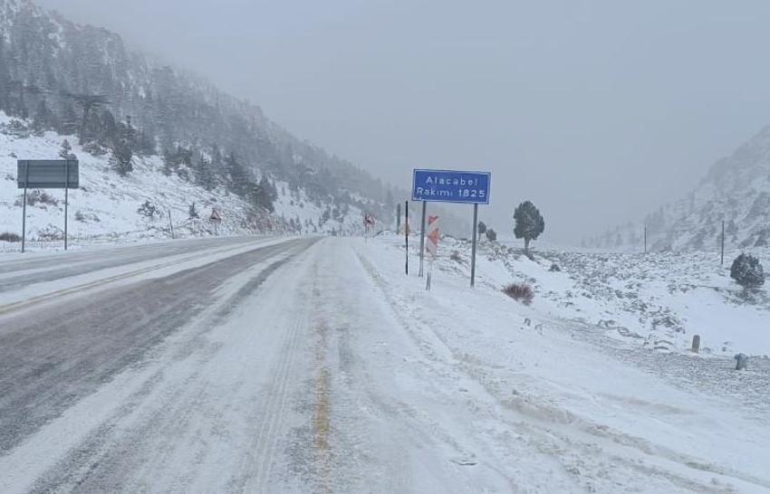 Antalya'da aynı gün içerisinde iki mevsim yaşandı
