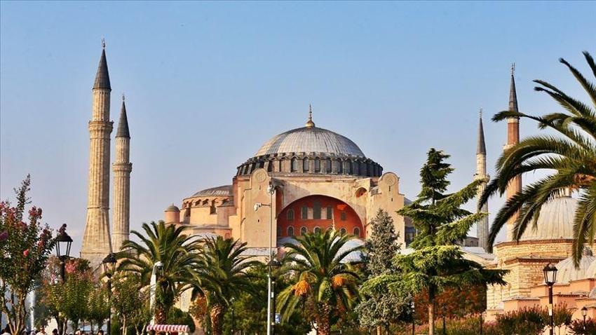 Demirören Yayınları Sultan Abdülmecid’e sunulan Ayasofya albümünün tıpkıbasımını yaptı