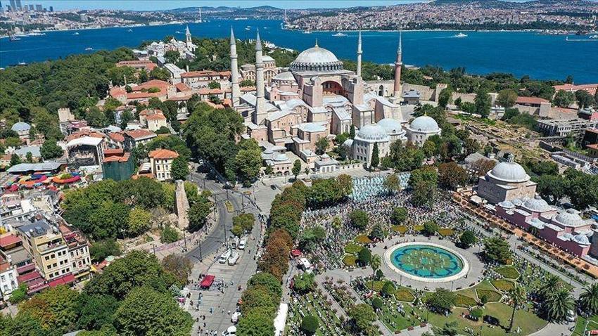 Demirören Yayınları Sultan Abdülmecid’e sunulan Ayasofya albümünün tıpkıbasımını yaptı