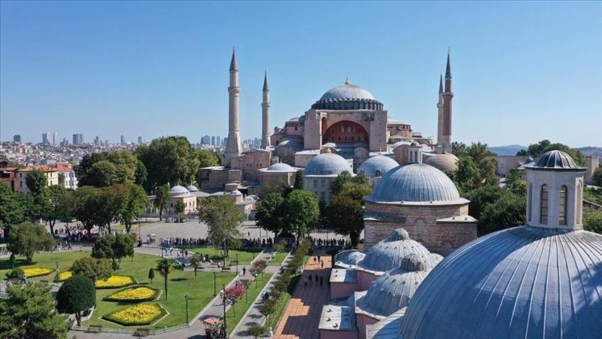 Demirören Yayınları Sultan Abdülmecid’e sunulan Ayasofya albümünün tıpkıbasımını yaptı