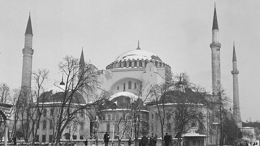 Demirören Yayınları Sultan Abdülmecid’e sunulan Ayasofya albümünün tıpkıbasımını yaptı