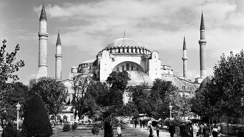 Demirören Yayınları Sultan Abdülmecid’e sunulan Ayasofya albümünün tıpkıbasımını yaptı