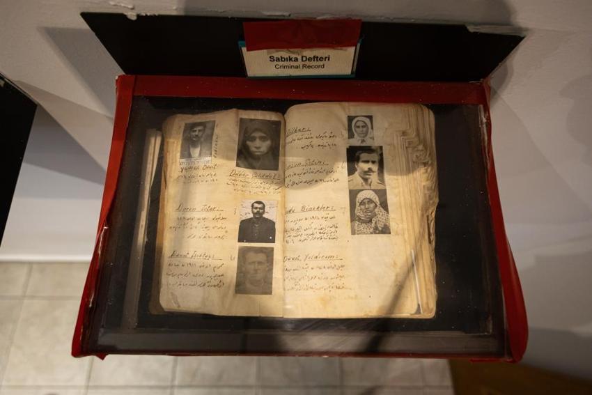 Türk polisinin 179 yıllık gizemli tarihi burada canlanıyor: İzmir'de asırlık binada zaman yolculuğu