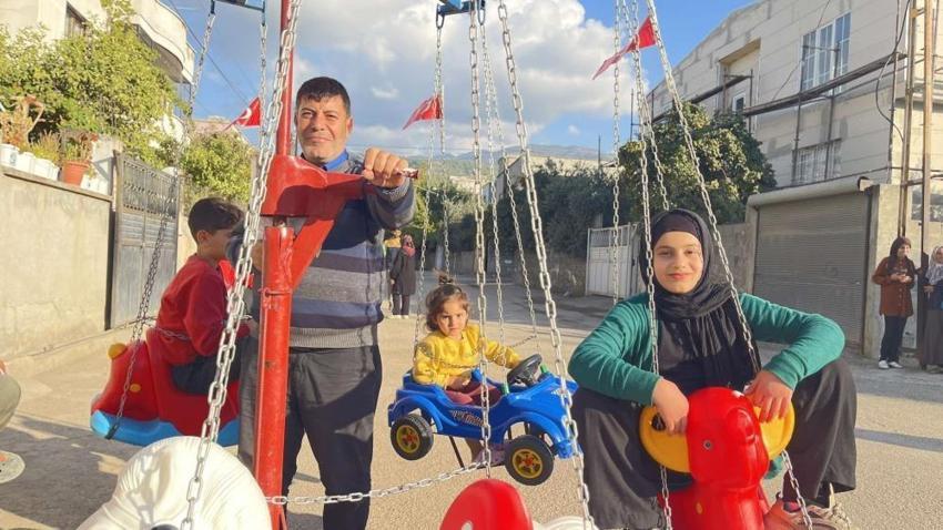 Seyyar atlı karıncasıyla sokak sokak geziyor, çocuklara mutluluk dağıtıyor
