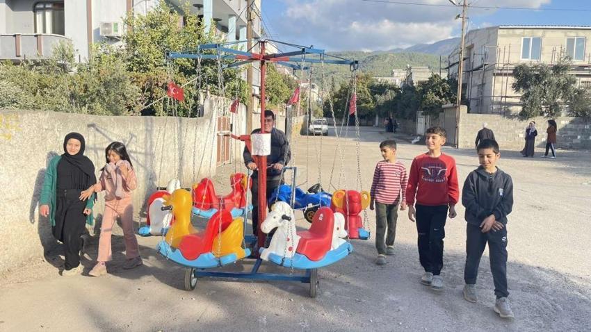 Seyyar atlı karıncasıyla sokak sokak geziyor, çocuklara mutluluk dağıtıyor