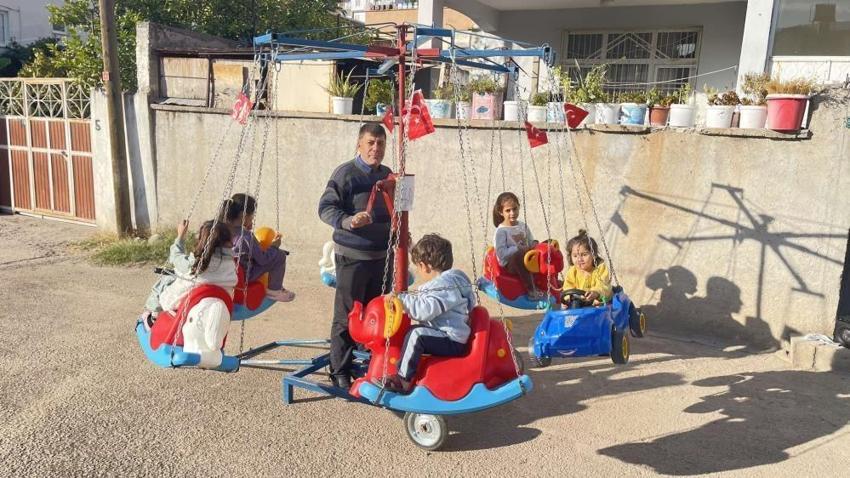 Seyyar atlı karıncasıyla sokak sokak geziyor, çocuklara mutluluk dağıtıyor