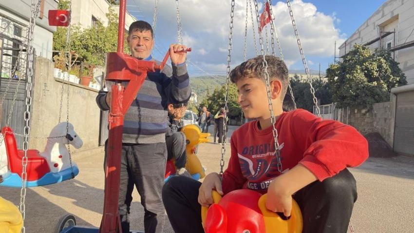Seyyar atlı karıncasıyla sokak sokak geziyor, çocuklara mutluluk dağıtıyor
