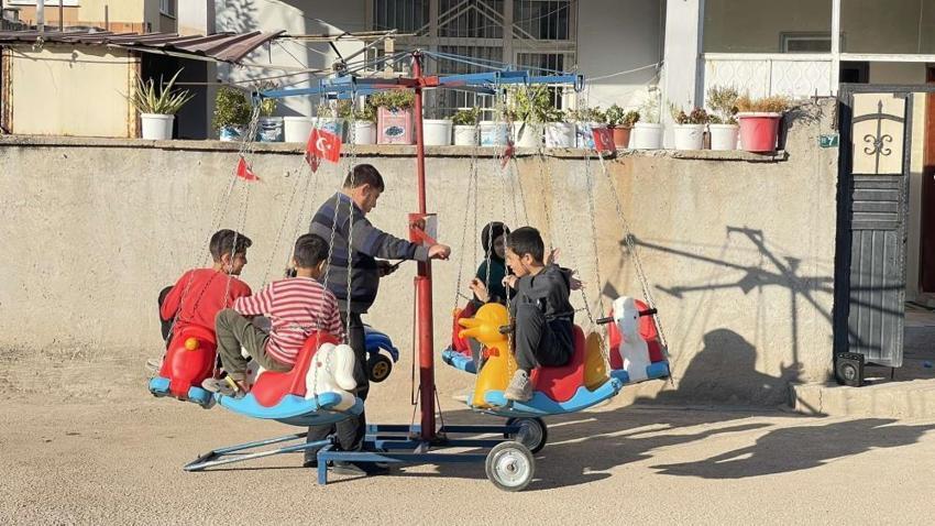 Seyyar atlı karıncasıyla sokak sokak geziyor, çocuklara mutluluk dağıtıyor