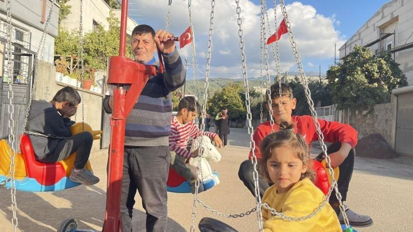 Seyyar atlı karıncasıyla sokak sokak geziyor, çocuklara mutluluk dağıtıyor