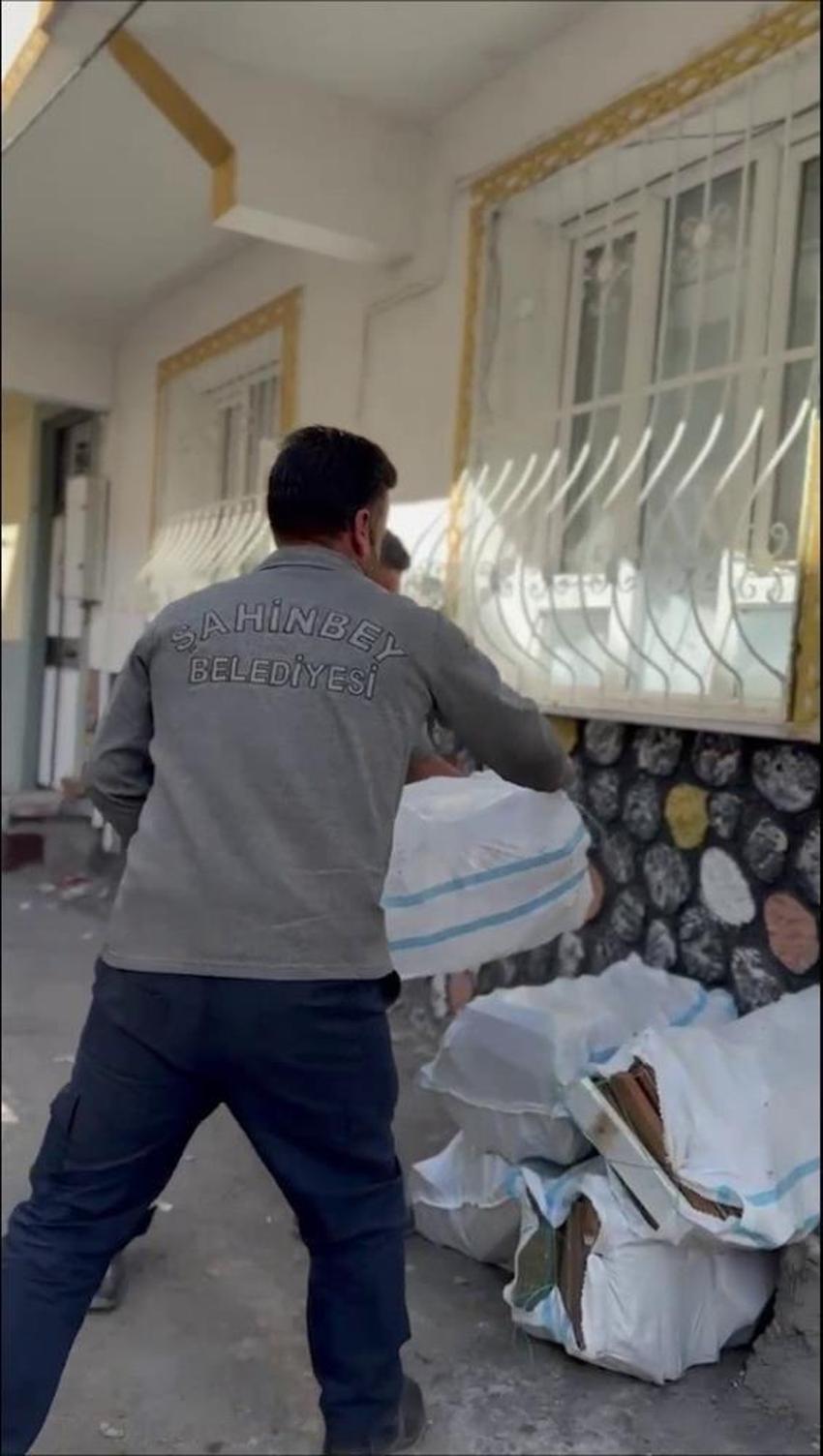 Gaziantep'te ihtiyaç sahiplerine sosyal yardım desteği: Budanan ağaçlar ihtiyaç sahiplerine yakacak oluyor