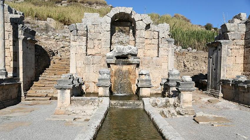 Antalya'da Perge Antik Kenti'nde 1800 yıl sonra çeşmeden su akmaya başladı