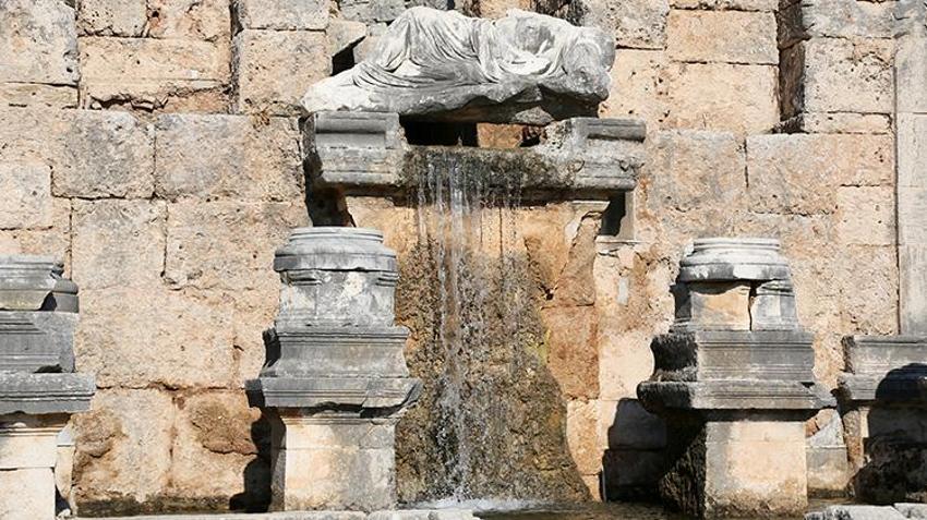 Antalya'da Perge Antik Kenti'nde 1800 yıl sonra çeşmeden su akmaya başladı