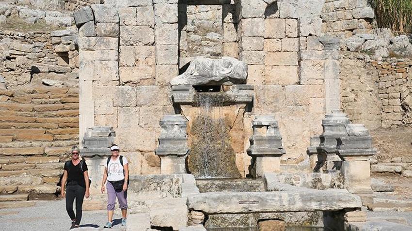 Antalya'da Perge Antik Kenti'nde 1800 yıl sonra çeşmeden su akmaya başladı