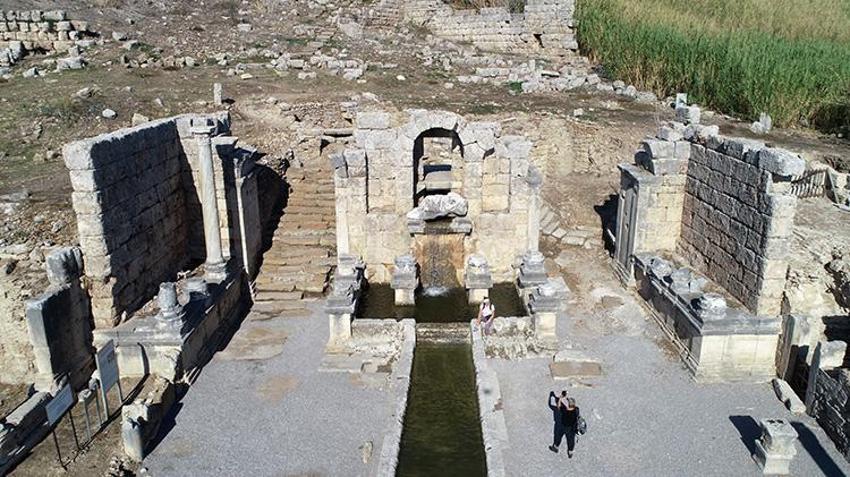 Antalya'da Perge Antik Kenti'nde 1800 yıl sonra çeşmeden su akmaya başladı