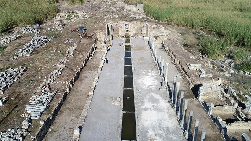 Antalya'da Perge Antik Kenti'nde 1800 yıl sonra çeşmeden su akmaya başladı