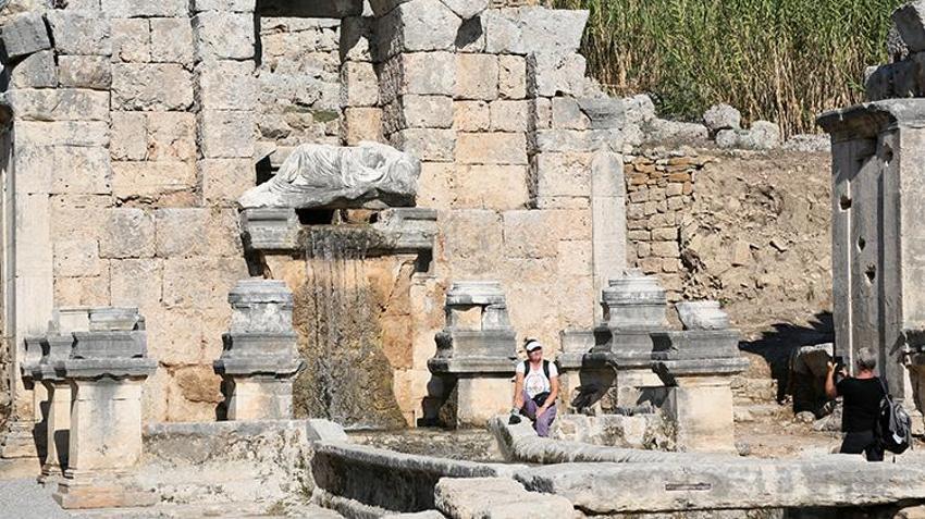 Antalya'da Perge Antik Kenti'nde 1800 yıl sonra çeşmeden su akmaya başladı